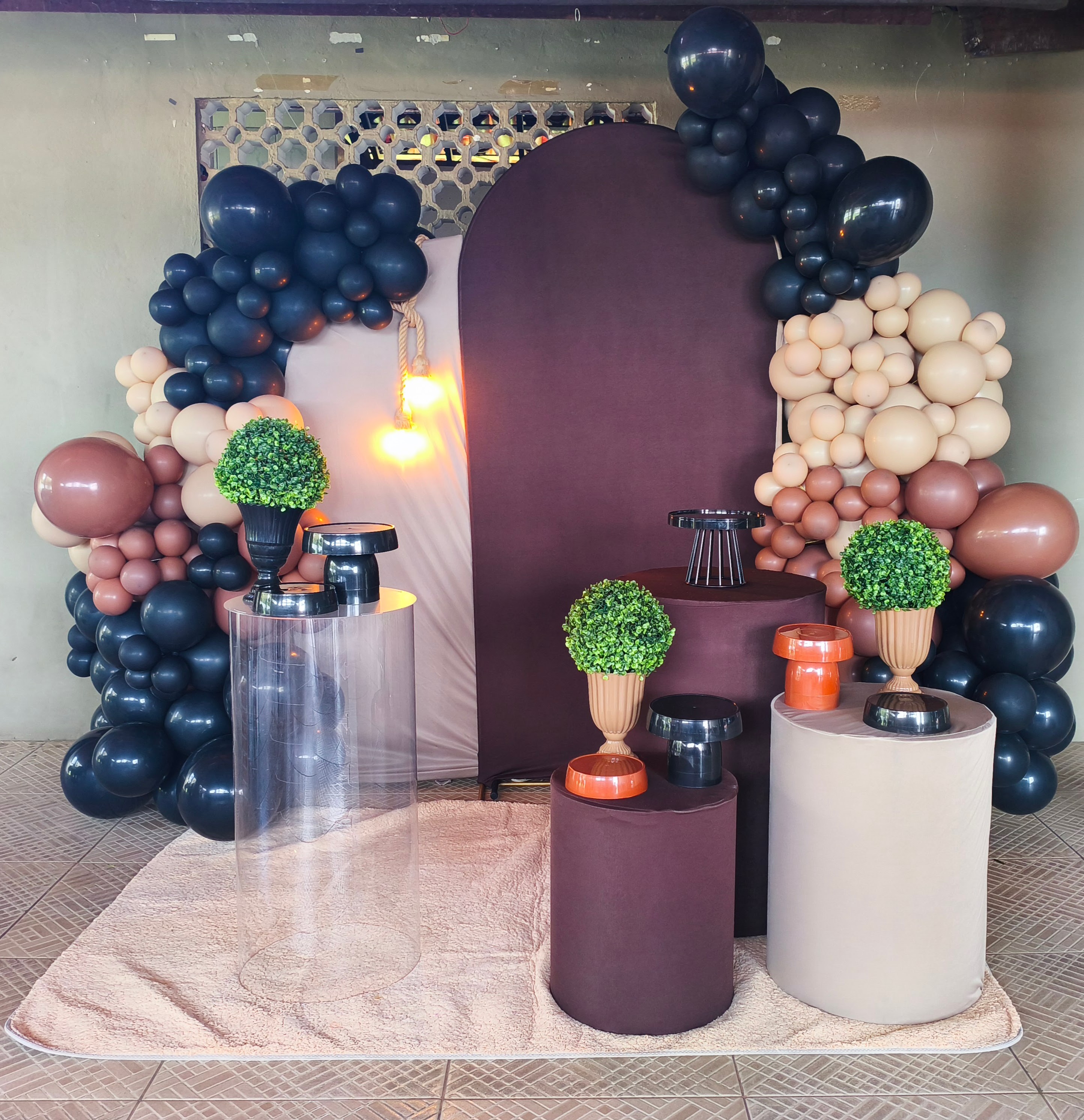 Mini table com balões azuis e rosa, painel redondo e pequenos arranjos